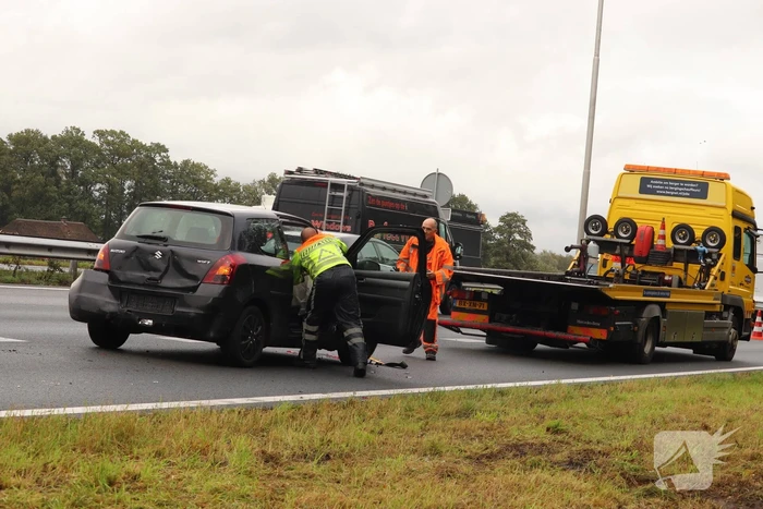 Vrachtwagen en twee auto's betrokken bij botsing
