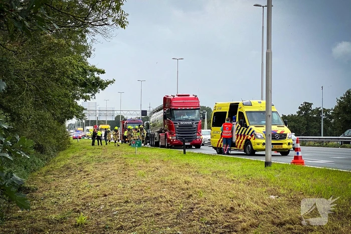 Vrachtwagen en twee auto's betrokken bij botsing
