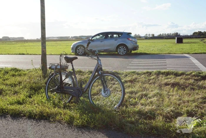 E-biker geschept door auto op kruising