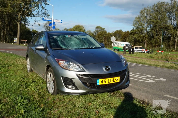 E-biker geschept door auto op kruising