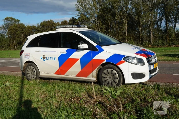 E-biker geschept door auto op kruising