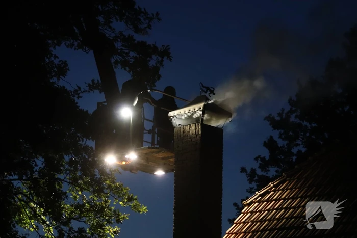 Veel rook bij schoorsteen brand