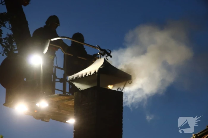 Veel rook bij schoorsteen brand