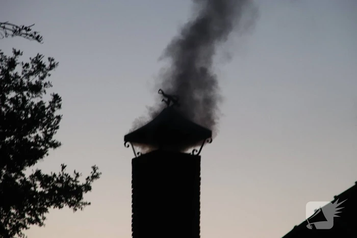 Veel rook bij schoorsteen brand