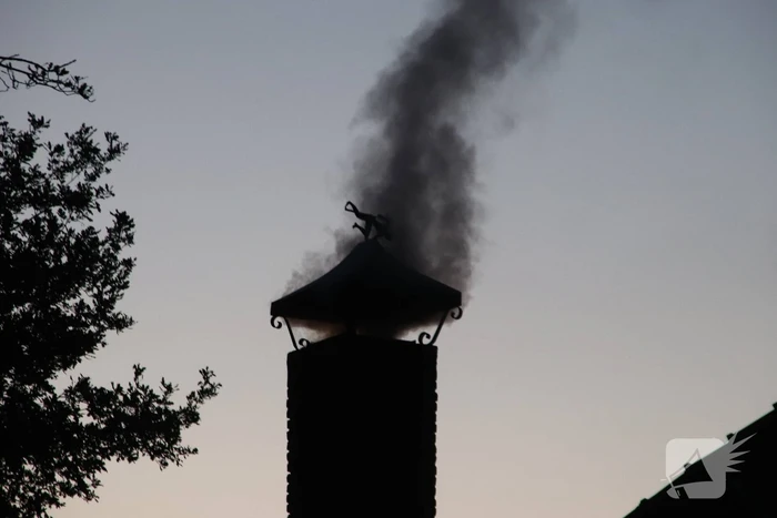 Veel rook bij schoorsteen brand