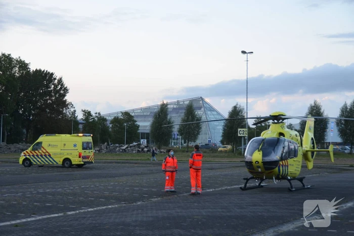 Traumahelikopter landt op parkeerterrein ijshal