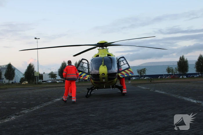 Traumahelikopter landt op parkeerterrein ijshal