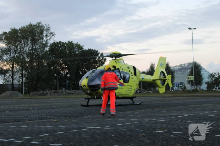 Traumahelikopter landt op parkeerterrein ijshal
