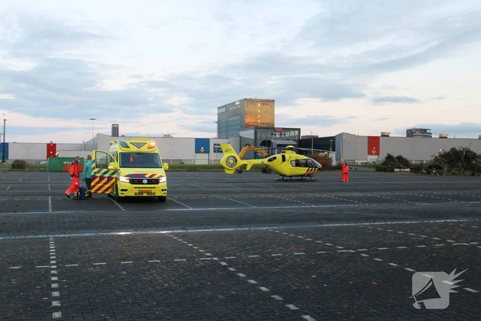 Traumahelikopter landt op parkeerterrein ijshal