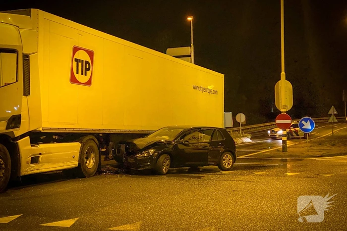 Auto total-loss na botsing op vrachtwagen