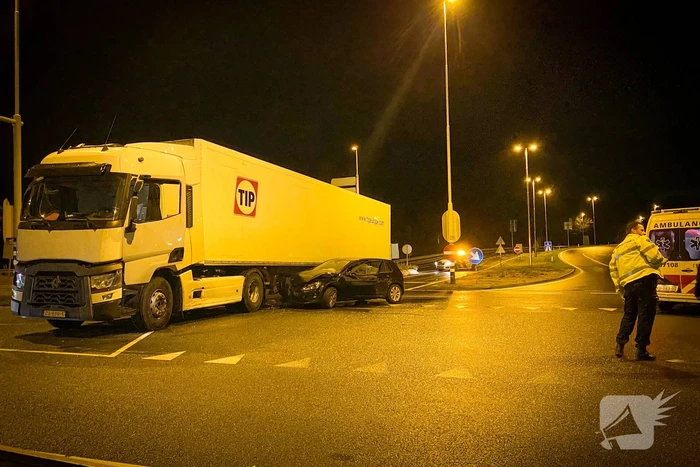 Auto total-loss na botsing op vrachtwagen