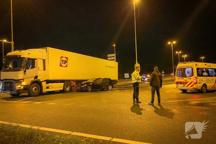 Auto total-loss na botsing op vrachtwagen