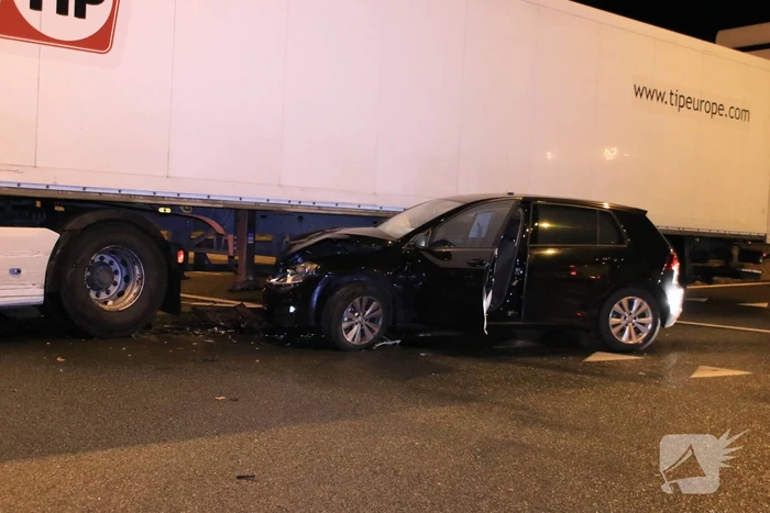 Auto total-loss na botsing op vrachtwagen
