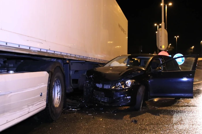 Auto total-loss na botsing op vrachtwagen