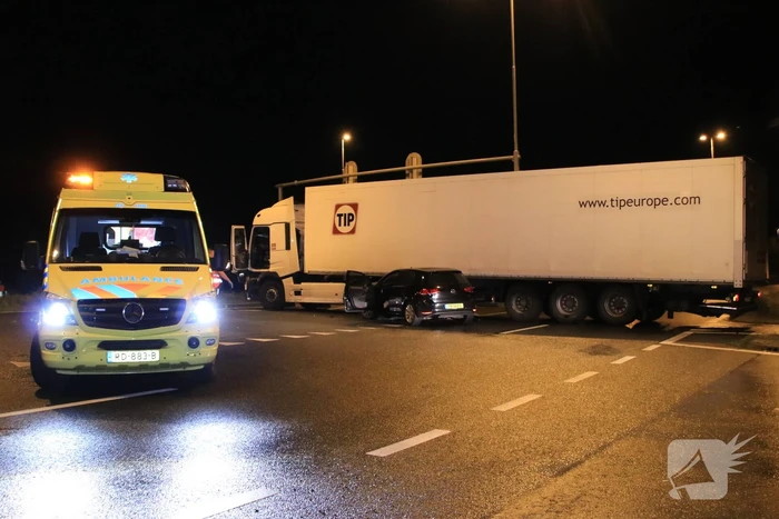 Auto total-loss na botsing op vrachtwagen