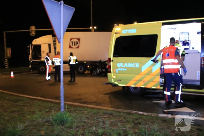 Auto total-loss na botsing op vrachtwagen