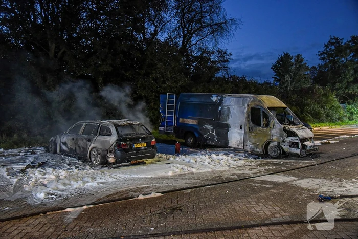Bestelbus en auto gaan in vlammen op