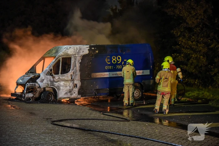 Bestelbus en auto gaan in vlammen op