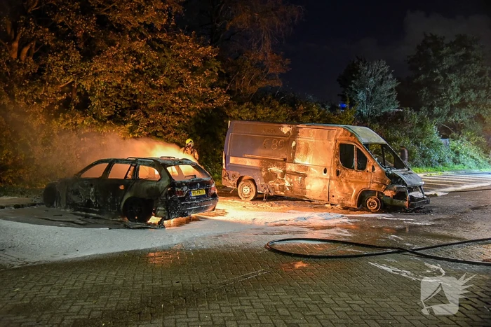 Bestelbus en auto gaan in vlammen op