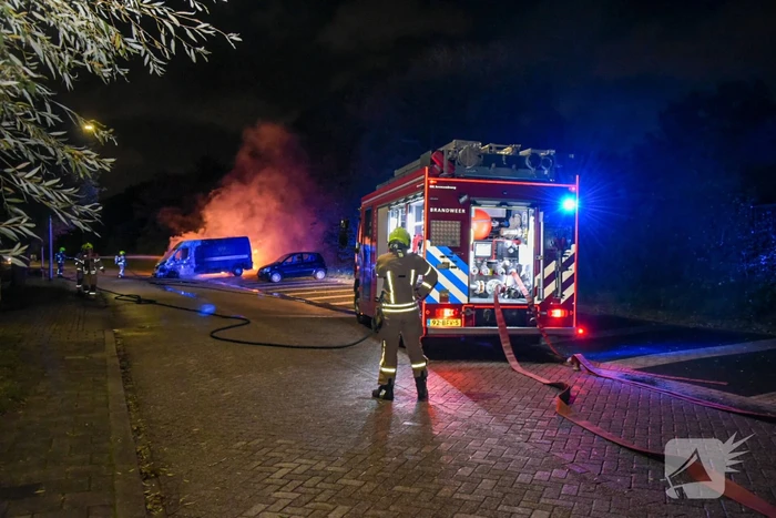 Bestelbus en auto gaan in vlammen op