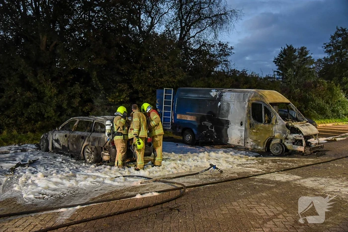 Bestelbus en auto gaan in vlammen op
