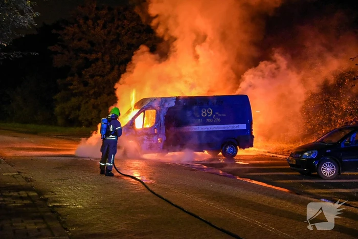Bestelbus en auto gaan in vlammen op