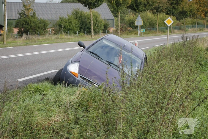 Auto raakt van de weg en belandt in de sloot