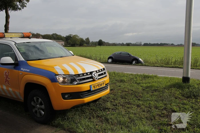 Auto raakt van de weg en belandt in de sloot
