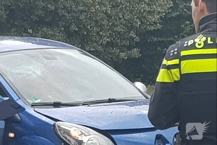 Automobiliste botst met auto op voorganger