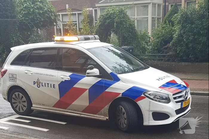 Automobiliste botst met auto op voorganger