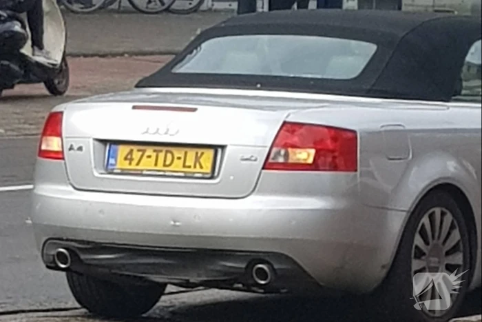 Automobiliste botst met auto op voorganger
