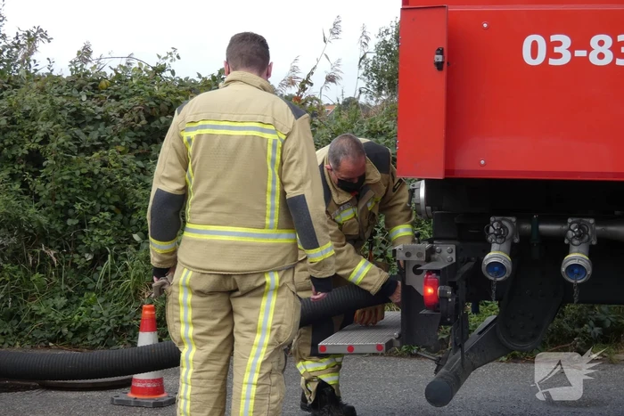 Brandweer spoelt riool