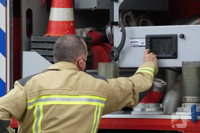 Brandweer spoelt riool