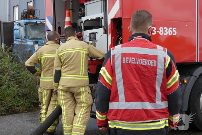 Brandweer spoelt riool