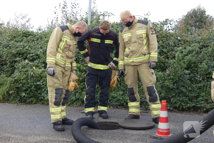 Brandweer spoelt riool