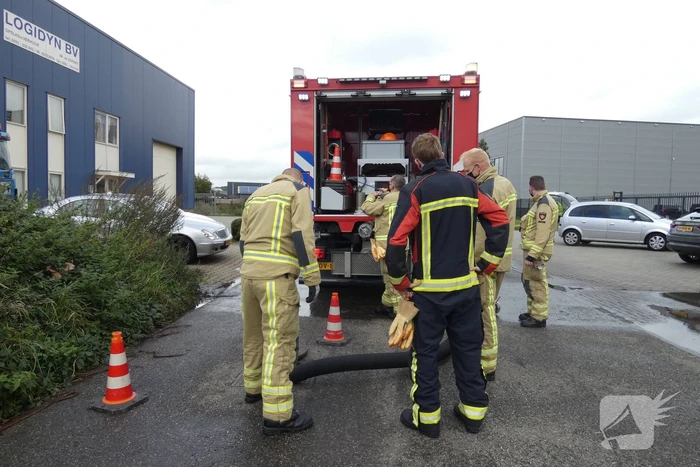 Brandweer spoelt riool