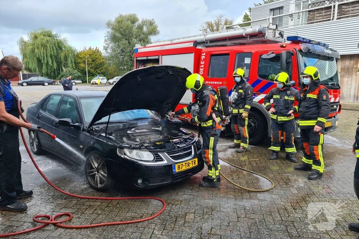 Brand in motorcompartiment Saab bij garagebedrijf