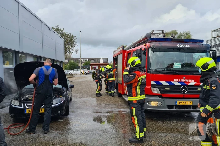 Brand in motorcompartiment Saab bij garagebedrijf