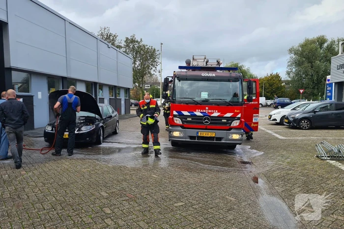 Brand in motorcompartiment Saab bij garagebedrijf