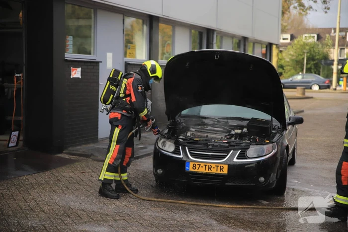 Brand in motorcompartiment Saab bij garagebedrijf