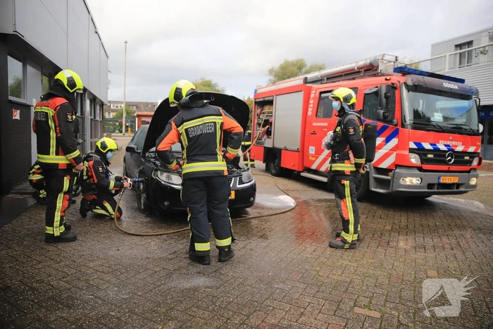 Brand in motorcompartiment Saab bij garagebedrijf