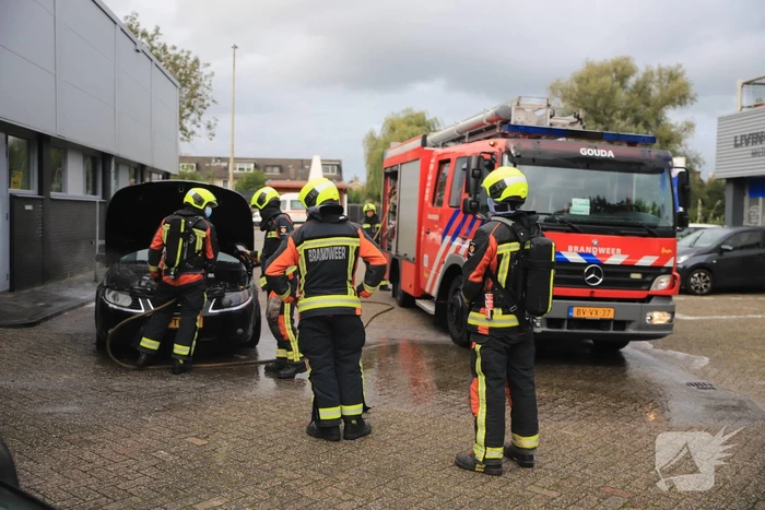 Brand in motorcompartiment Saab bij garagebedrijf