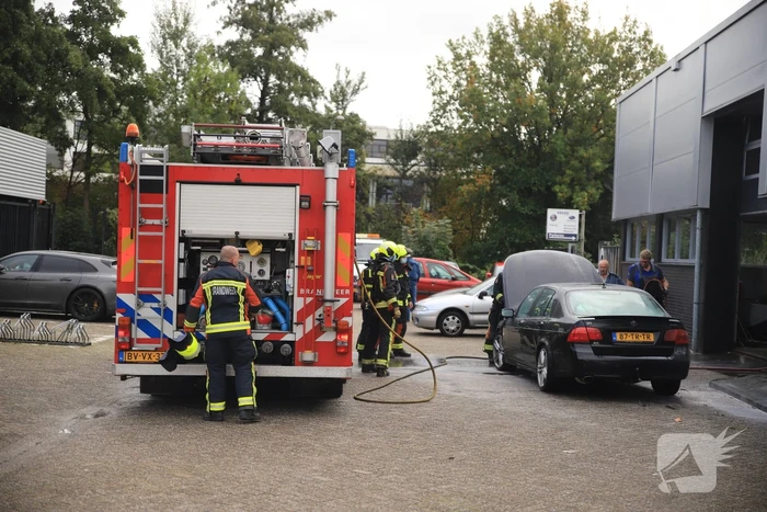 Brand in motorcompartiment Saab bij garagebedrijf