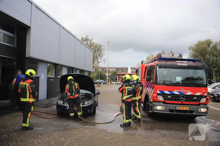 Brand in motorcompartiment Saab bij garagebedrijf