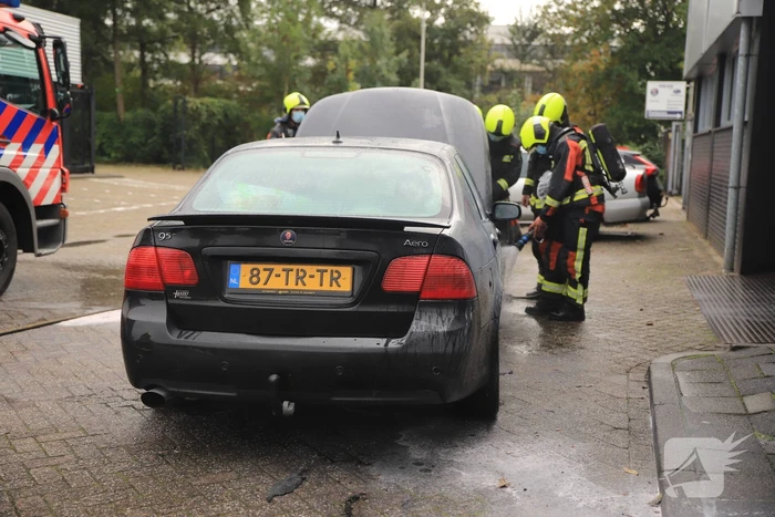 Brand in motorcompartiment Saab bij garagebedrijf