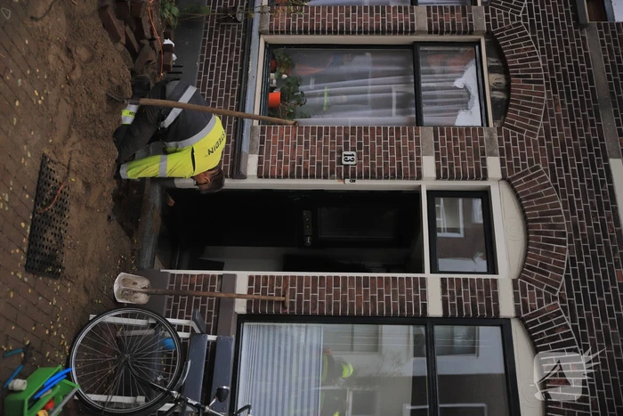 Klusser doorboort gasleiding in woning