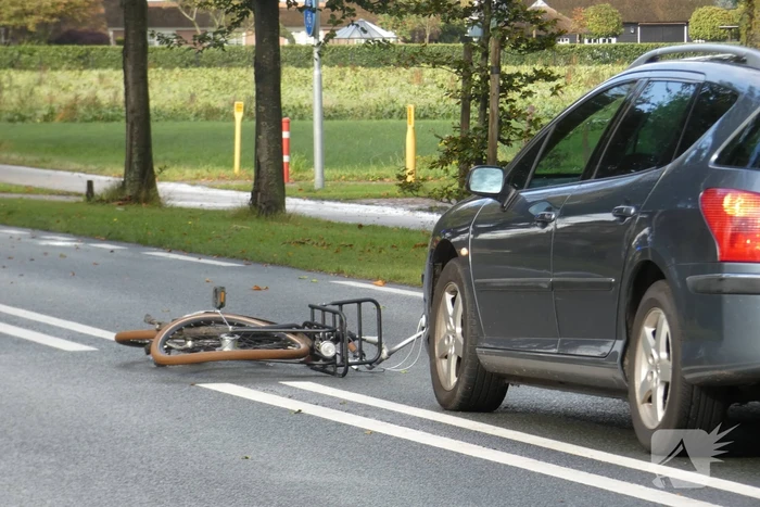 Fietser ernstig gewond na botsing met auto