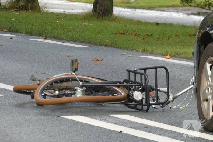 Fietser ernstig gewond na botsing met auto