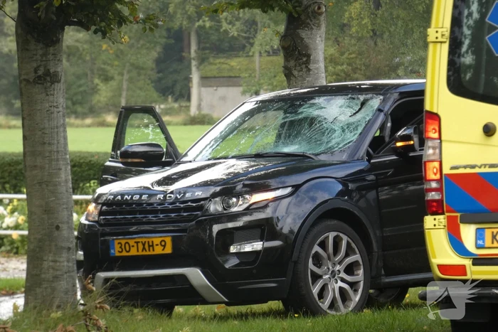 Fietser ernstig gewond na botsing met auto