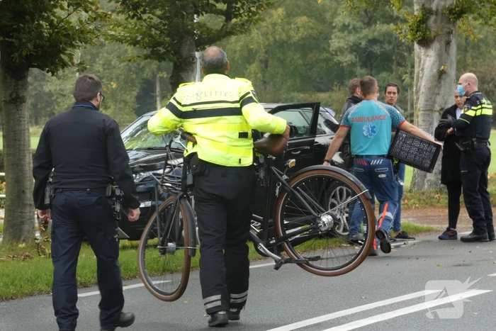 Fietser ernstig gewond na botsing met auto
